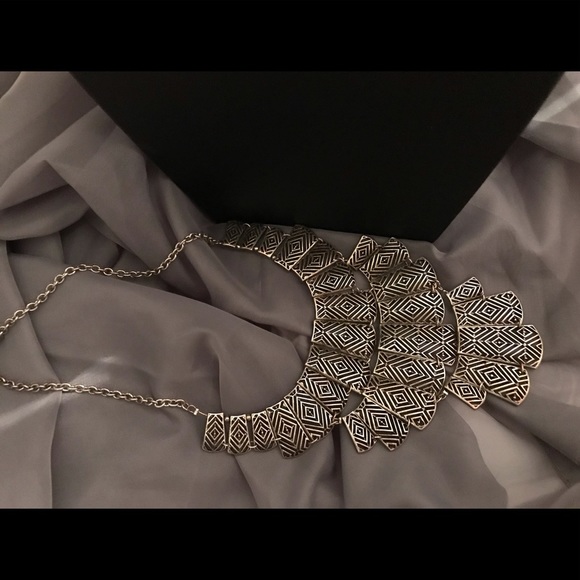 Brass tone bohemian style statement necklace Previously owned in good condition - Picture 3 of 6